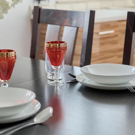 Comfortable & Cozy With Balcony - Klimasa By Renters