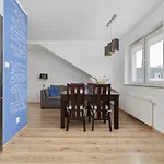 Comfortable & Cozy With Balcony - Klimasa By Renters Апартаменты *