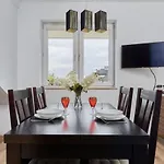 Comfortable & Cozy With Balcony - Klimasa By Renters Апартаменты *