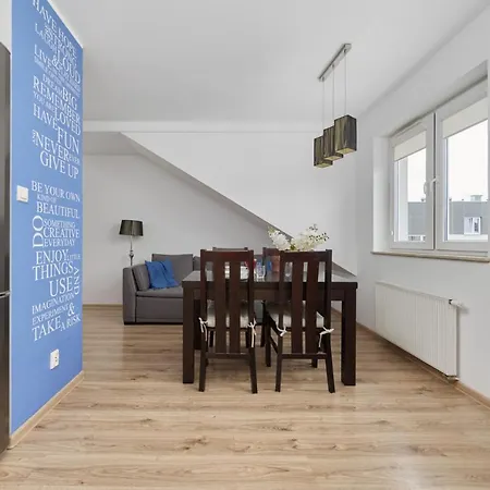 Comfortable & Cozy With Balcony - Klimasa By Renters Apartament *