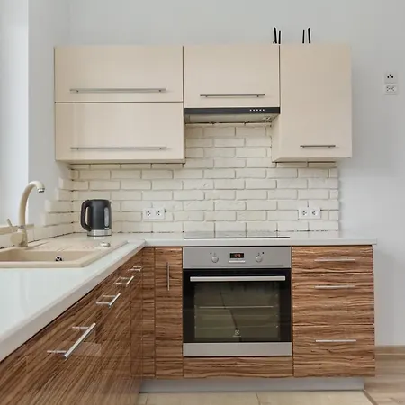 公寓 Comfortable & Cozy With Balcony - Klimasa By Renters