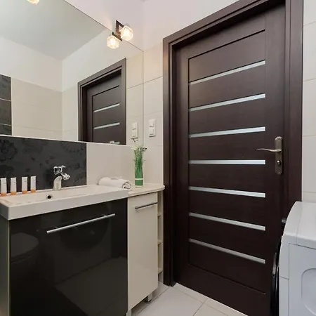 Comfortable & Cozy With Balcony - Klimasa By Renters Апартаменты Вроцлав