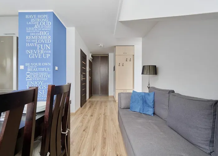 Comfortable & Cozy With Balcony - Klimasa By Renters Apartament